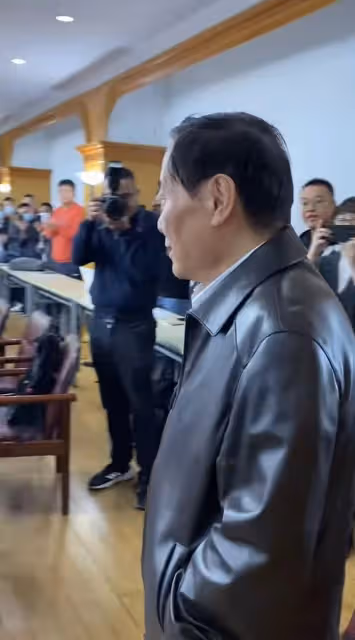 宗慶後慶77歲生日!娃哈哈總部和員工同慶,與女下屬逗樂顯親密