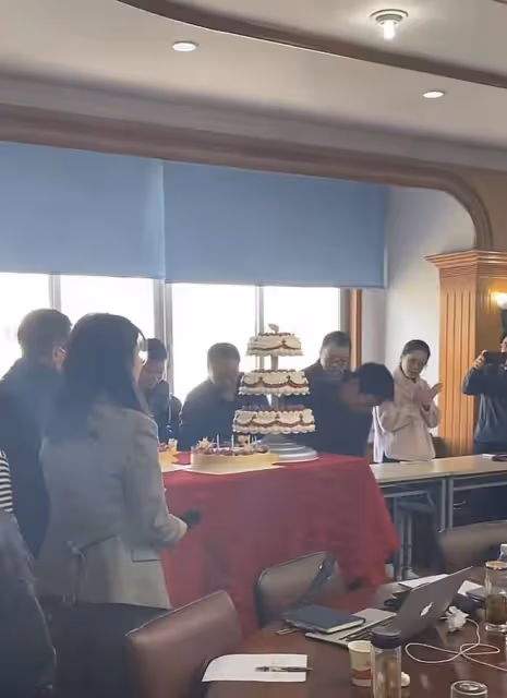 宗慶後慶77歲生日!娃哈哈總部和員工同慶,與女下屬逗樂顯親密