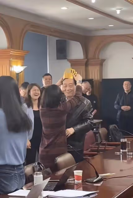 宗慶後慶77歲生日!娃哈哈總部和員工同慶,與女下屬逗樂顯親密