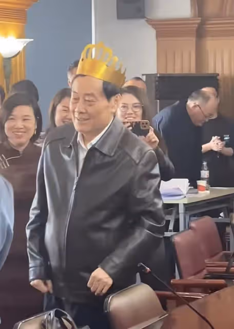 宗慶後慶77歲生日!娃哈哈總部和員工同慶,與女下屬逗樂顯親密