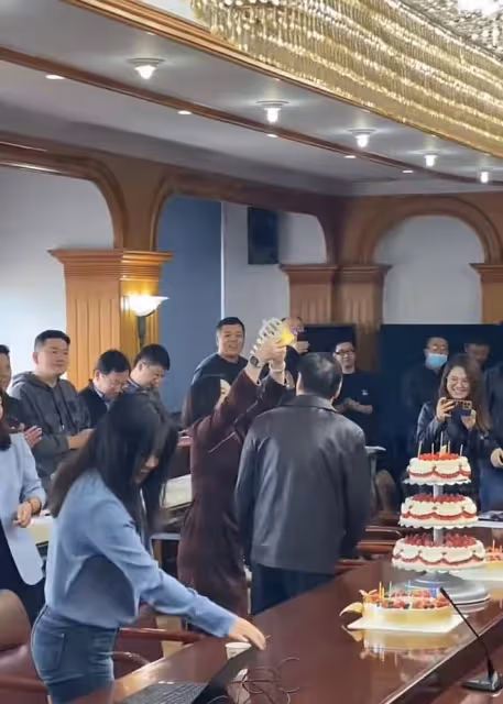 宗慶後慶77歲生日!娃哈哈總部和員工同慶,與女下屬逗樂顯親密