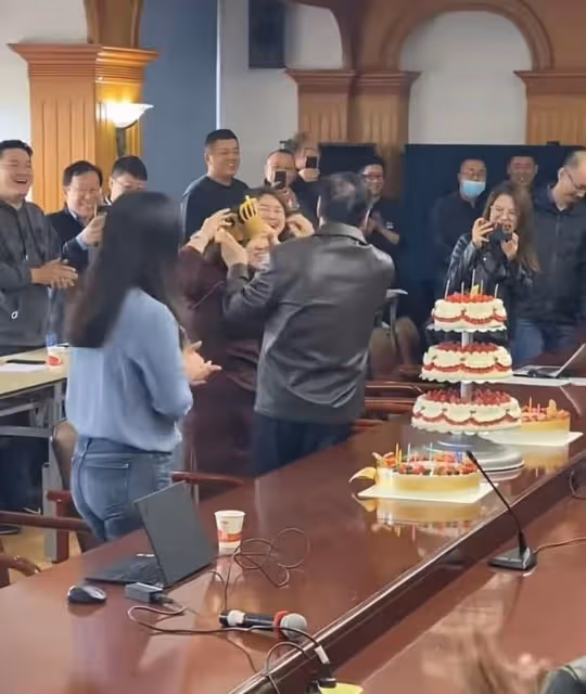 宗慶後慶77歲生日!娃哈哈總部和員工同慶,與女下屬逗樂顯親密