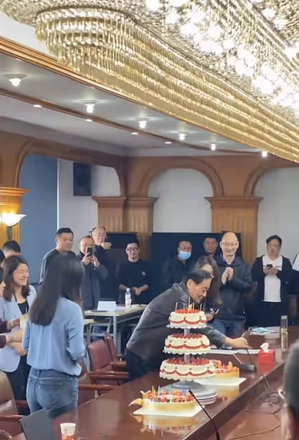 宗慶後慶77歲生日!娃哈哈總部和員工同慶,與女下屬逗樂顯親密