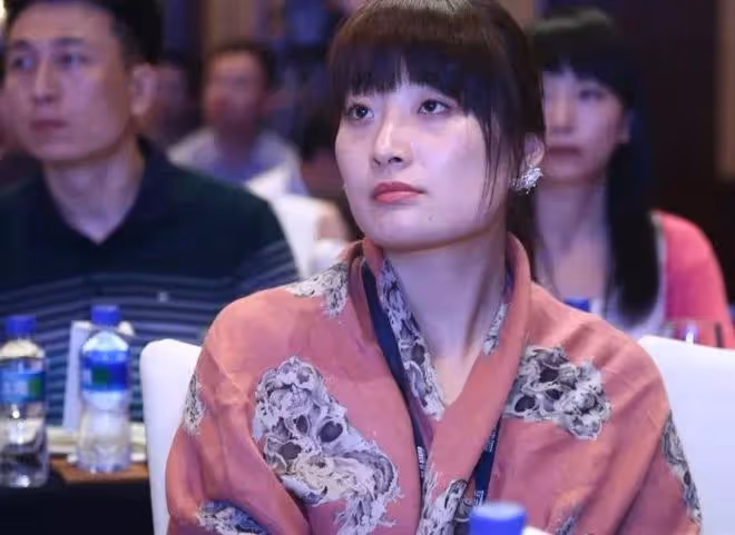 宗慶後慶77歲生日!娃哈哈總部和員工同慶,與女下屬逗樂顯親密