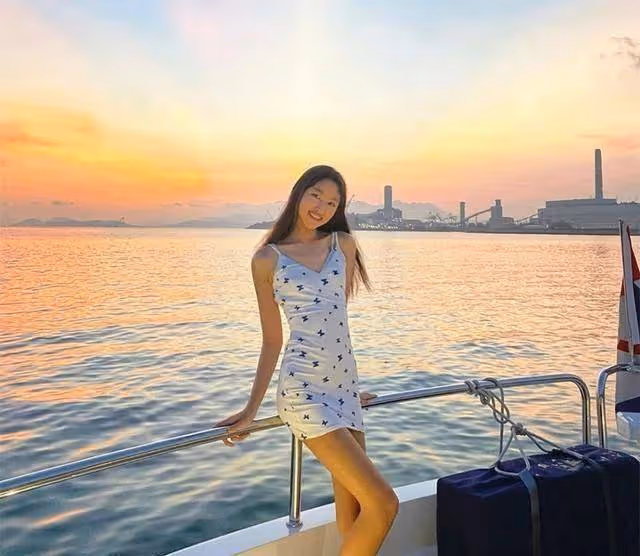 任達華女兒乘豪華遊艇出海,16歲將近1.8米,同框甄子丹女兒