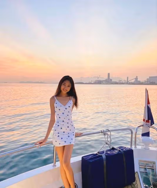 任達華女兒乘豪華遊艇出海,16歲將近1.8米,同框甄子丹女兒