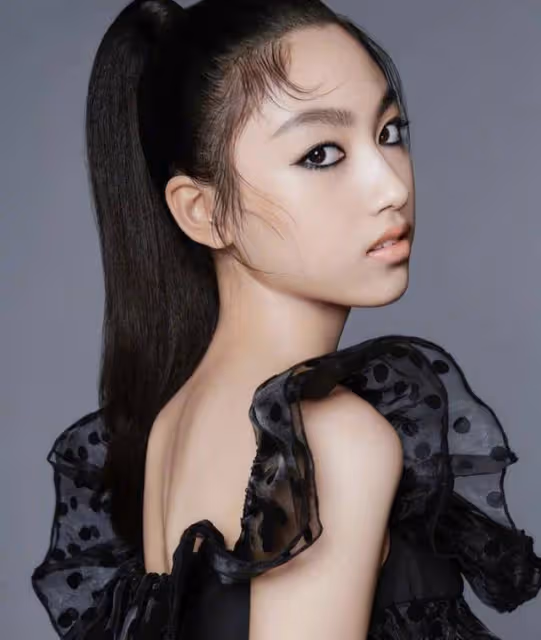 任達華女兒乘豪華遊艇出海,16歲將近1.8米,同框甄子丹女兒