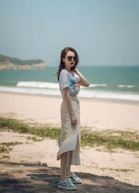 戚薇人到中年臉卻像16歲,穿短袖配半裙,陽光下肌膚白到發光