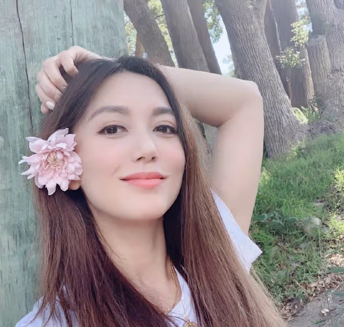 長得和俞飛鴻有8分像,嫁洋老公被寵6年,今47歲整成少女超美