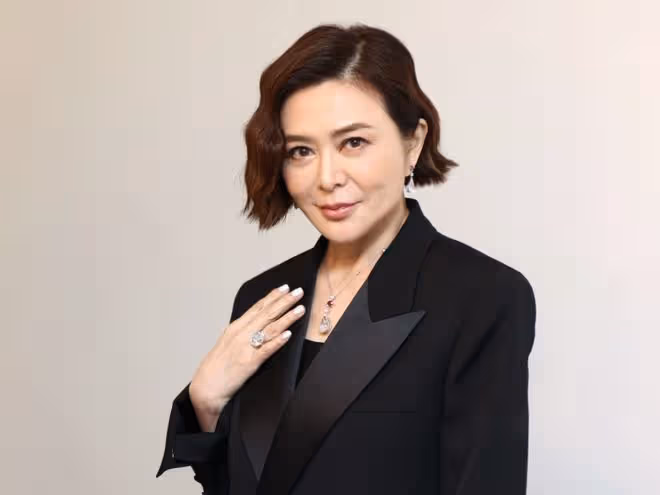 60歲關之琳戴4500萬珠寶出席活動,曝光社交帳號只關注劉德華原因