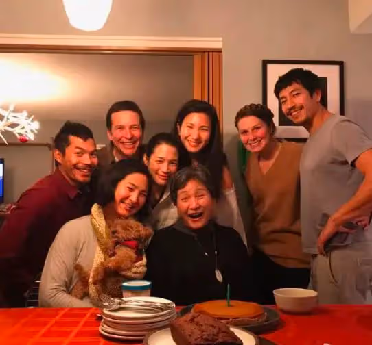 76歲鄭佩佩太幸福,滿堂兒女皆孝子,不枉經歷八次懷孕之苦!