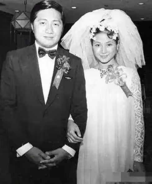 76歲鄭佩佩太幸福,滿堂兒女皆孝子,不枉經歷八次懷孕之苦!