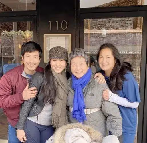 76歲鄭佩佩太幸福,滿堂兒女皆孝子,不枉經歷八次懷孕之苦!