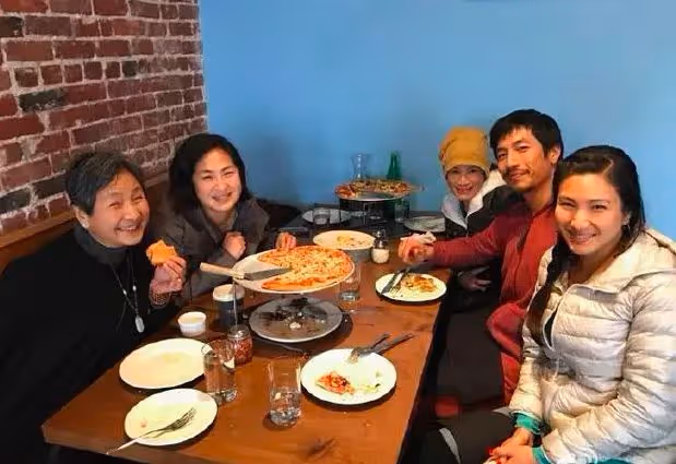 76歲鄭佩佩太幸福,滿堂兒女皆孝子,不枉經歷八次懷孕之苦!