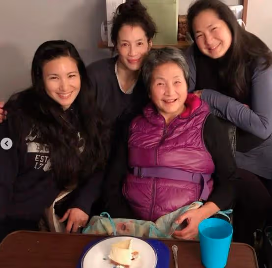 76歲鄭佩佩太幸福,滿堂兒女皆孝子,不枉經歷八次懷孕之苦!