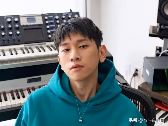 舞台表演拒絕與黑人粉絲互動?韓國這位男歌手正在被外國粉絲圍攻