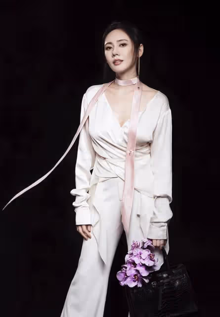 秋瓷炫:勸父母離婚,被騙拍攝不雅寫真,39歲高齡生子險些喪命