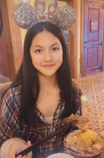 李湘為女兒慶13歲生日!王詩齡戴鑲鑽禮帽好貴氣,又瘦又美似公主