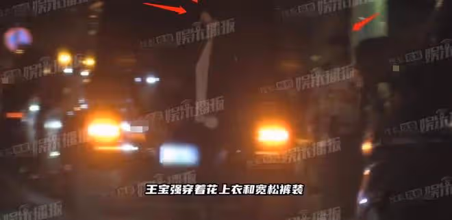 王寶強攜女友開豪車聚餐，相處似老夫老妻，馮清超模身材長腿吸睛