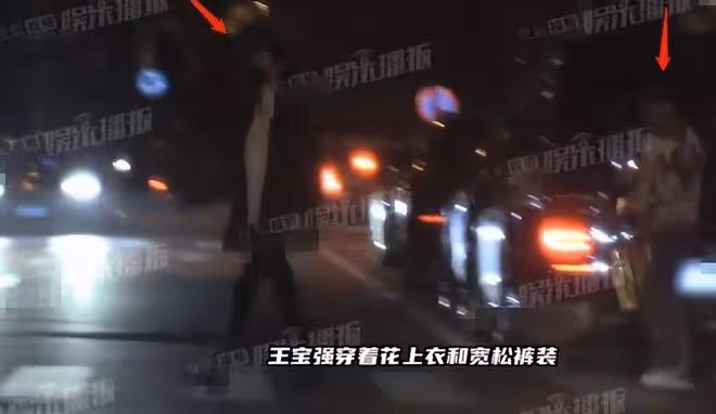 王寶強攜女友開豪車聚餐，相處似老夫老妻，馮清超模身材長腿吸睛