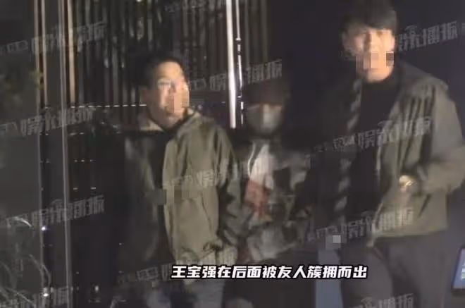 王寶強攜女友開豪車聚餐，相處似老夫老妻，馮清超模身材長腿吸睛