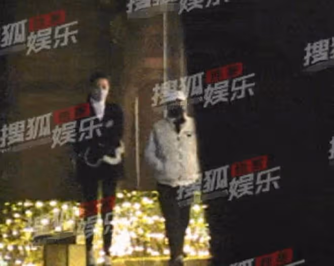 王寶強攜女友開豪車聚餐，相處似老夫老妻，馮清超模身材長腿吸睛