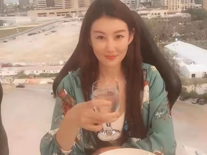 王寶強攜女友開豪車聚餐，相處似老夫老妻，馮清超模身材長腿吸睛