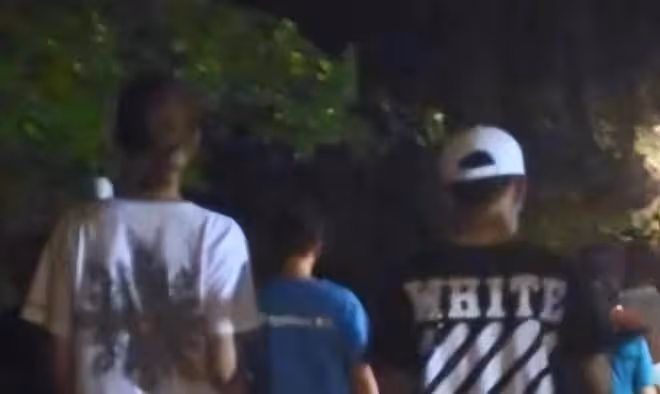 王寶強攜女友開豪車聚餐，相處似老夫老妻，馮清超模身材長腿吸睛