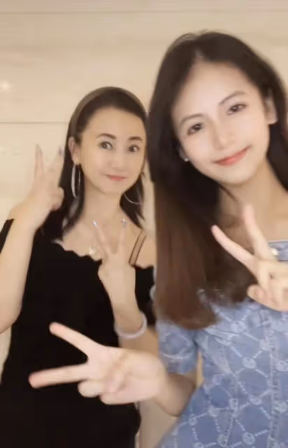 54歲翁虹為15歲女兒慶生，母女倆小露香肩扭腰熱舞，同框好似姐妹