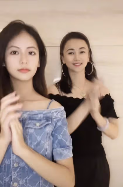 54歲翁虹為15歲女兒慶生，母女倆小露香肩扭腰熱舞，同框好似姐妹
