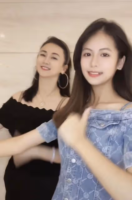 54歲翁虹為15歲女兒慶生，母女倆小露香肩扭腰熱舞，同框好似姐妹