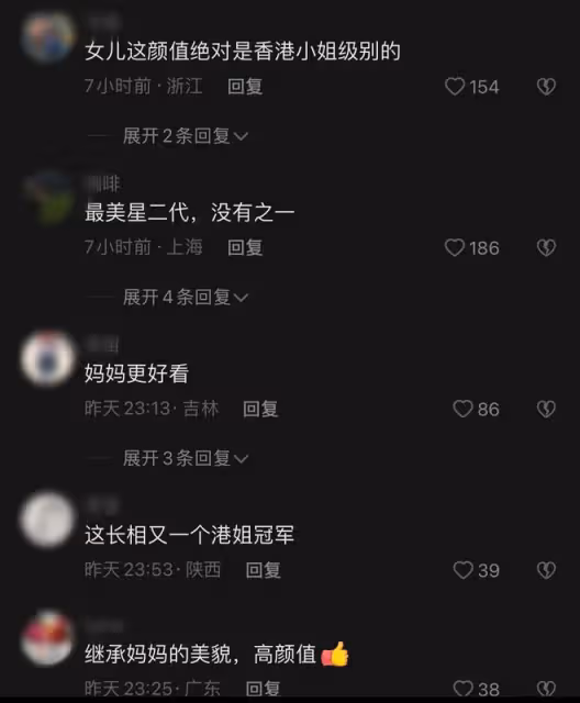 54歲翁虹為15歲女兒慶生，母女倆小露香肩扭腰熱舞，同框好似姐妹