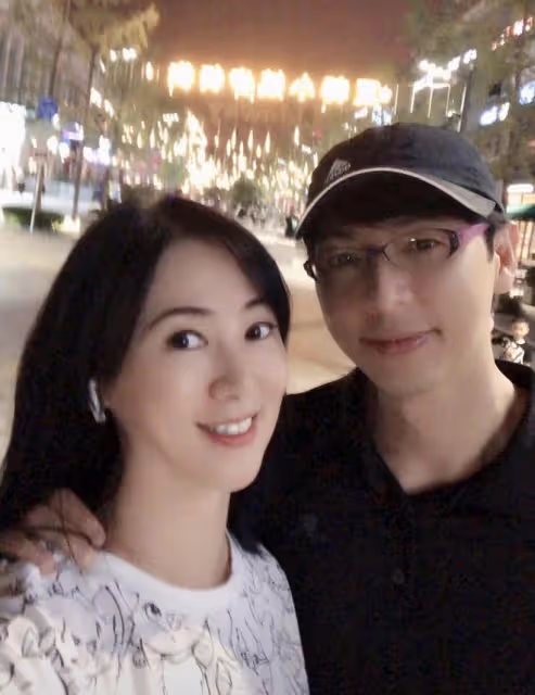 54歲翁虹為15歲女兒慶生，母女倆小露香肩扭腰熱舞，同框好似姐妹