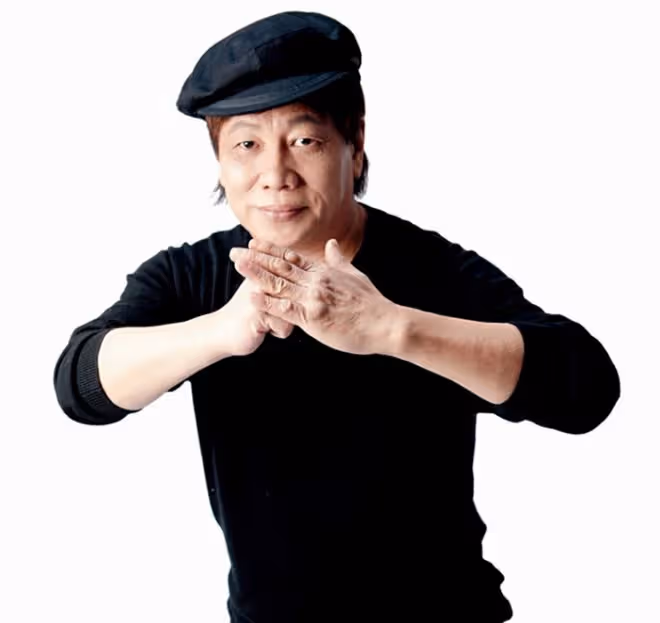 港星梁小龍定居成都放飛自我，深夜在大街上打拳，不顧形象惹爭議