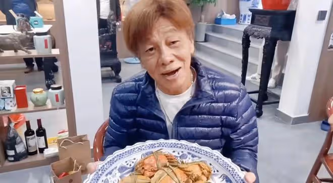 港星梁小龍定居成都放飛自我，深夜在大街上打拳，不顧形象惹爭議