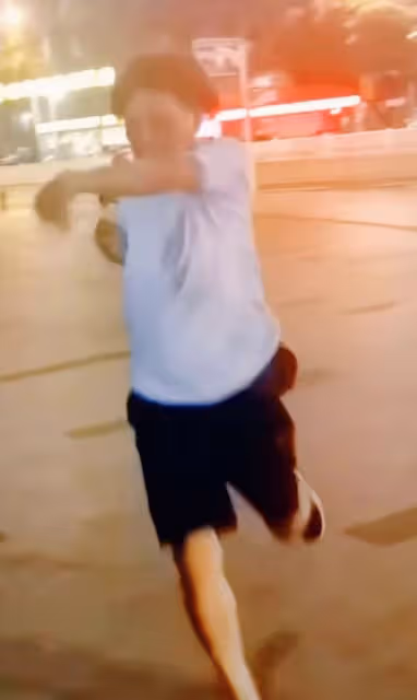港星梁小龍定居成都放飛自我，深夜在大街上打拳，不顧形象惹爭議
