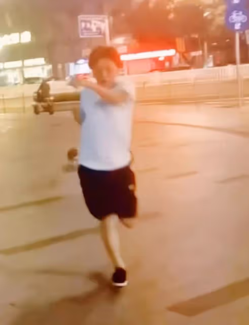 港星梁小龍定居成都放飛自我，深夜在大街上打拳，不顧形象惹爭議