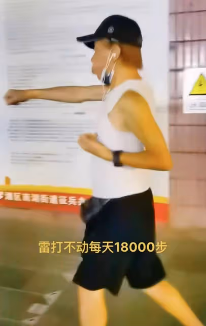 港星梁小龍定居成都放飛自我，深夜在大街上打拳，不顧形象惹爭議