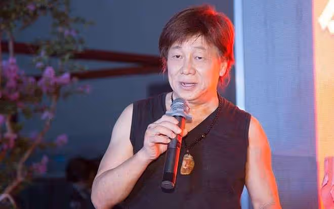 港星梁小龍定居成都放飛自我，深夜在大街上打拳，不顧形象惹爭議