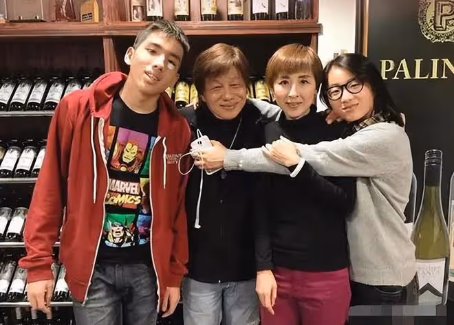 港星梁小龍定居成都放飛自我，深夜在大街上打拳，不顧形象惹爭議