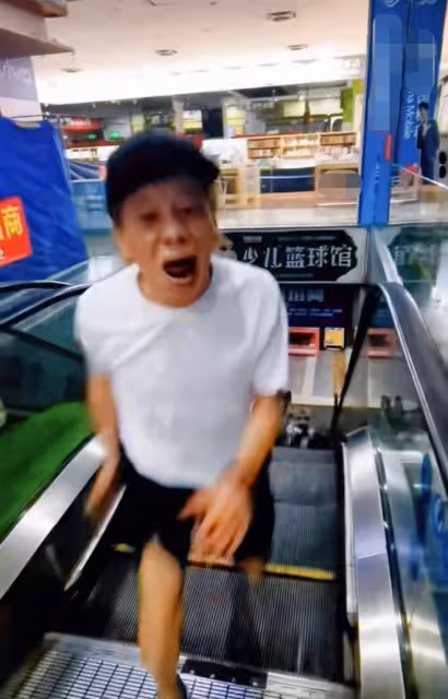 港星梁小龍定居成都放飛自我，深夜在大街上打拳，不顧形象惹爭議