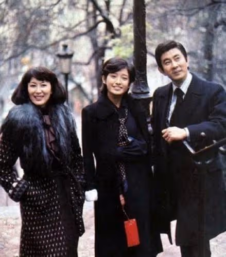她是可以和山口百惠和奧黛麗·赫本比美比演技的中國女星