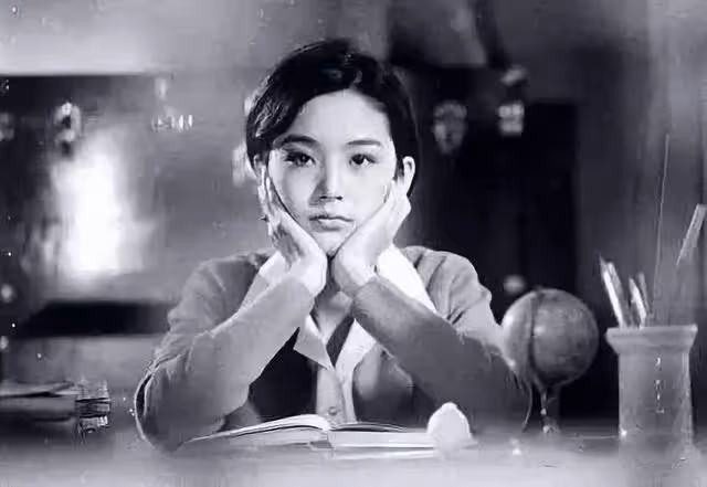 她是可以和山口百惠和奧黛麗·赫本比美比演技的中國女星
