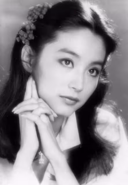 她是可以和山口百惠和奧黛麗·赫本比美比演技的中國女星