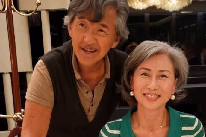 林子祥喜迎75歲生日，捧壽桃像個老小孩，葉倩文率眾好友慶祝