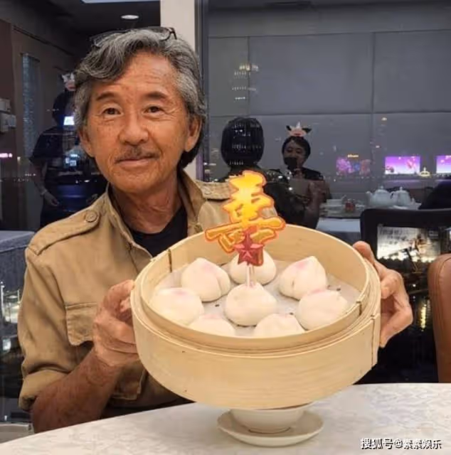 林子祥喜迎75歲生日,捧壽桃像個老小孩,葉倩文率眾好友慶祝