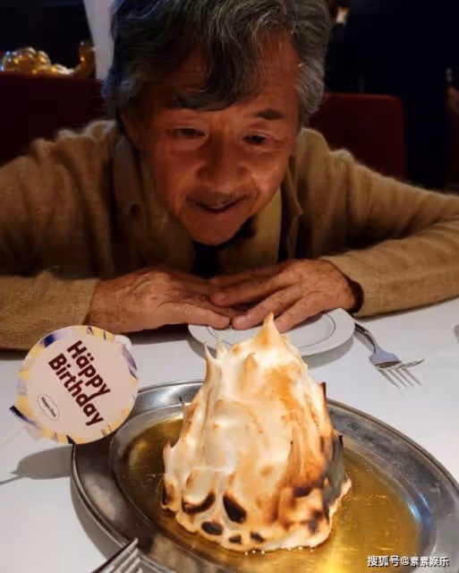 林子祥喜迎75歲生日,捧壽桃像個老小孩,葉倩文率眾好友慶祝