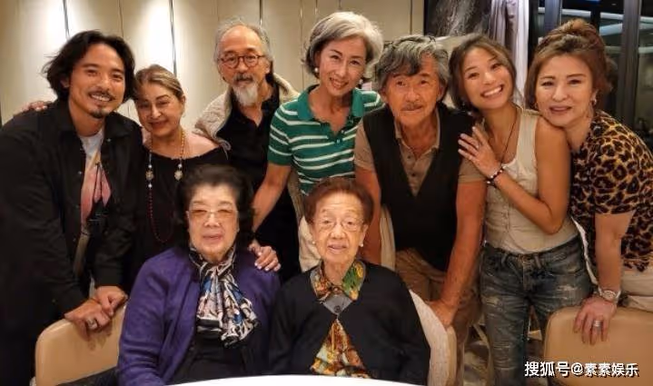 林子祥喜迎75歲生日,捧壽桃像個老小孩,葉倩文率眾好友慶祝