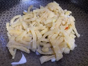 大蒜炒皮肚(炒肉皮)