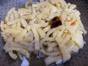 大蒜炒皮肚(炒肉皮)